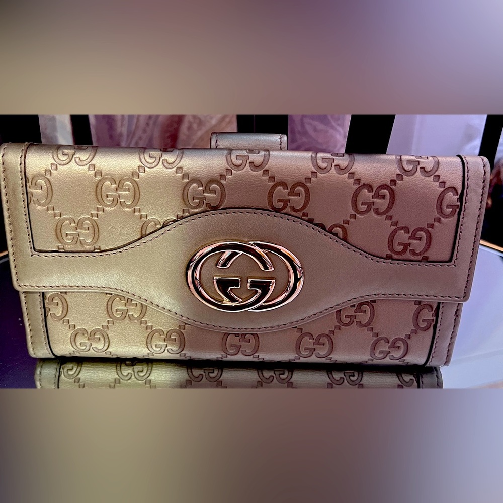 Gucci Wallet in Gold